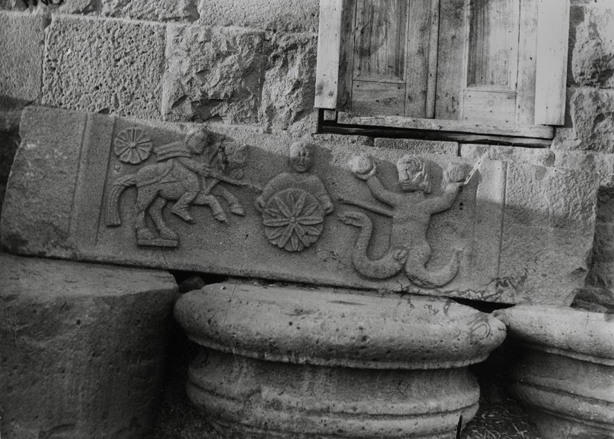 i. Suêda, ein Stein ganz in der Nähe des Hauses des Kaimakam (Suwayda)