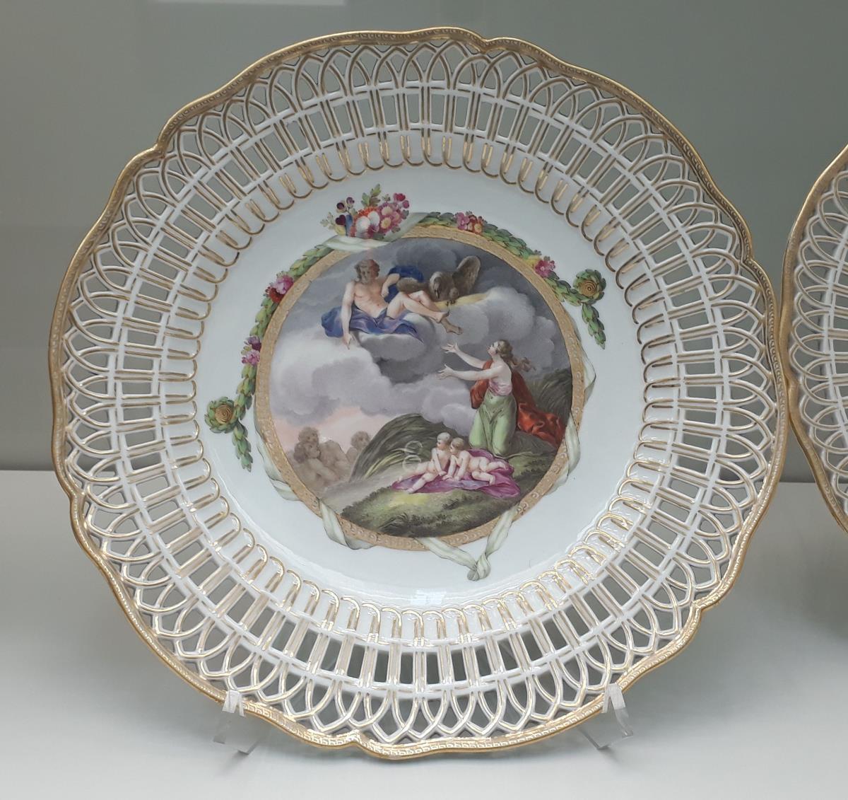 Dessertteller mit Latona und ihren Zwillingen Apoll und Diana (nach einem Stich von N. de Launay/Ch. Monnet zu Ovids Metamorphosen), Modell „Englischglatt“