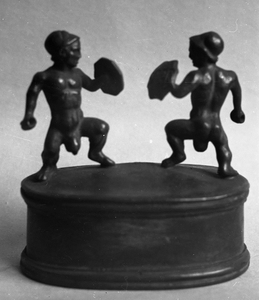 Statuettengruppe zweier gegeneinander kämpfender Zwerge oder Pygmäen