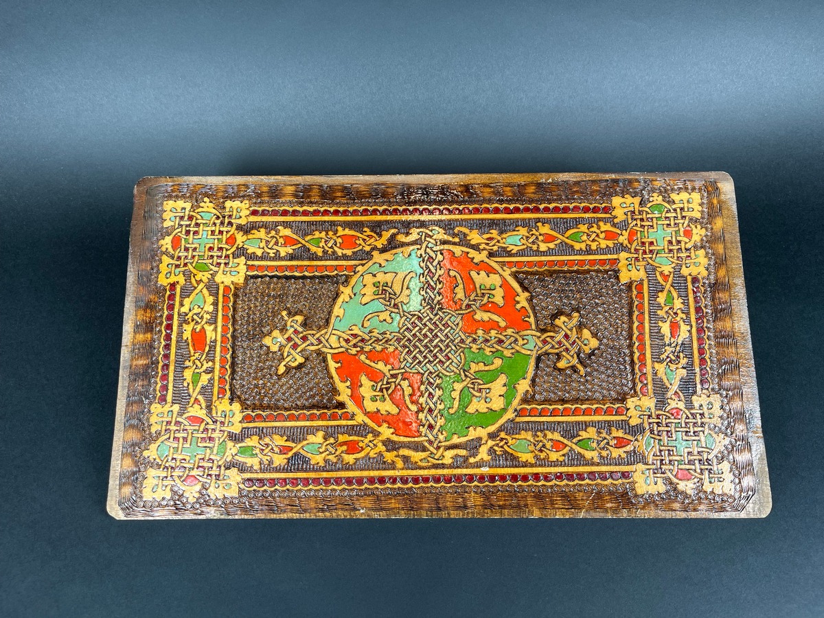 Tafel mit eingebranntem Ornament