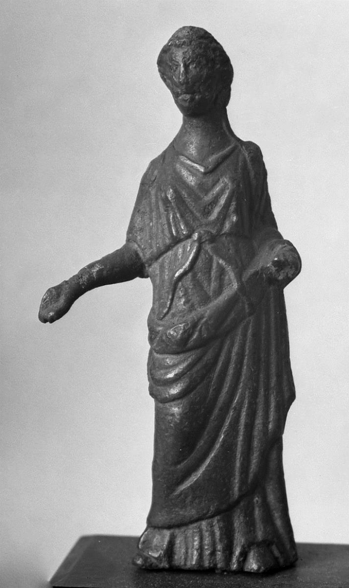 Weibliche Figur in Chiton und Himation