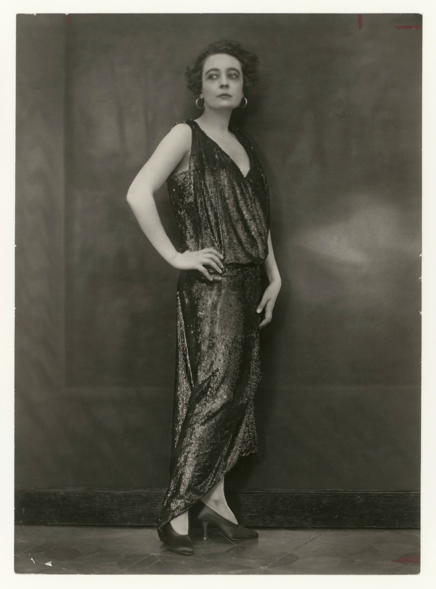 Ada von Senden in Kleid von Otto Haas-Heye