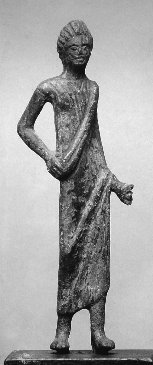 Statuette eines Jünglings mit Ober- und Untergewand