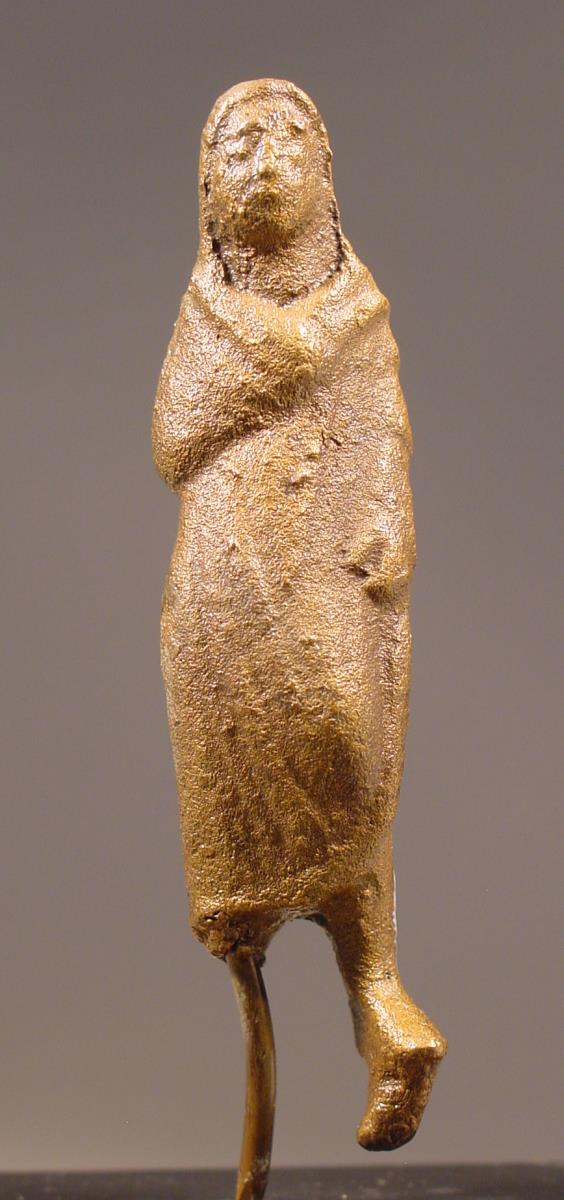 Statuette einer Frau (?) im Mantel