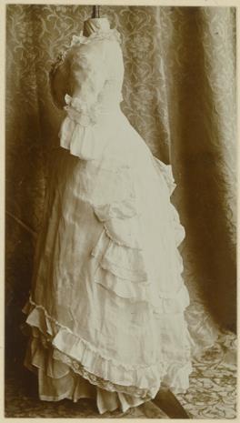 Damenkleid des 19. Jahrhunderts, Ausstellung 200 Jahre Kleiderkunst