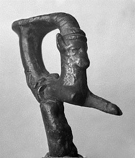 Hand (einer Larenstatuette) mit einem Trinkhorn in Form eines Ziegenbocks