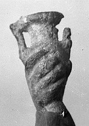 Hand, die einen Krug hält