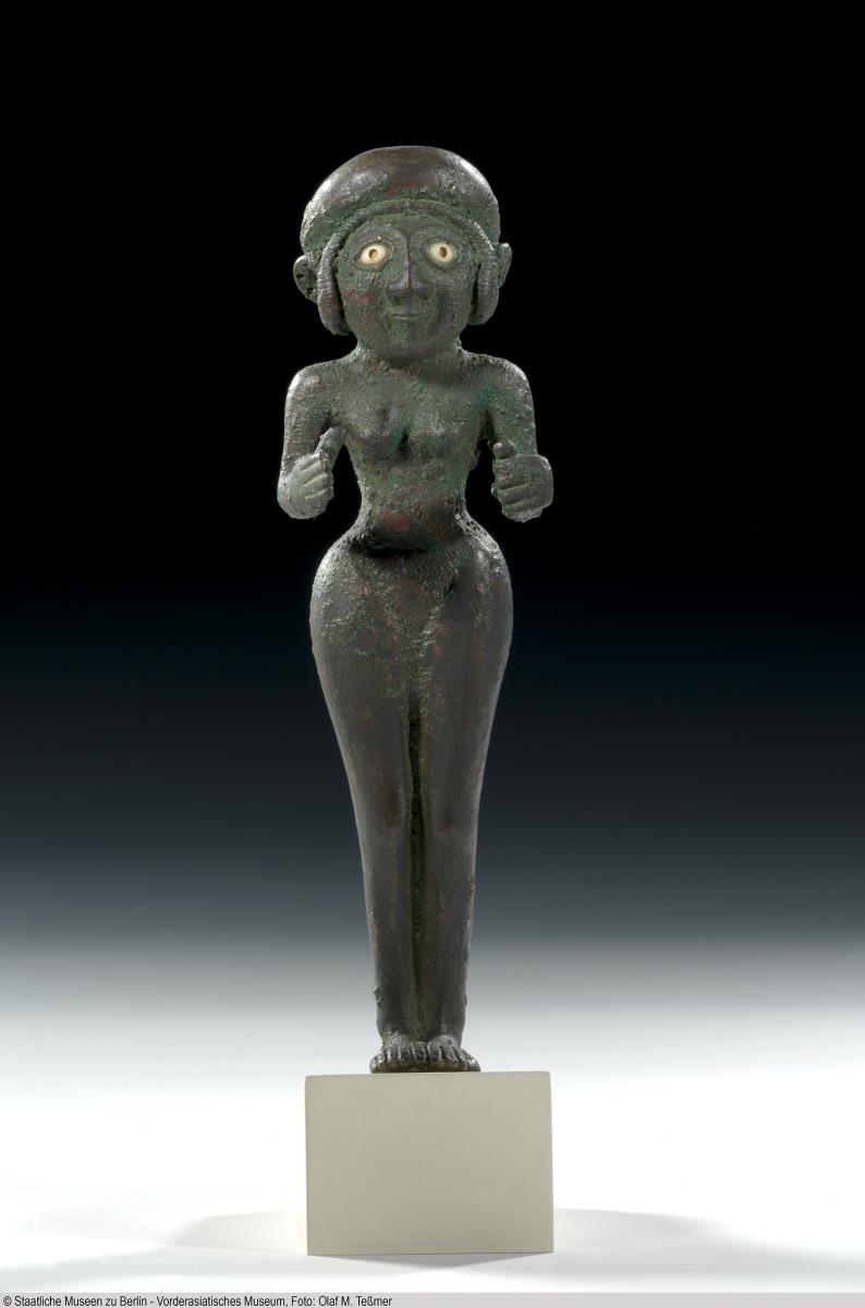 Statuette einer unbekleideten Frau mit Augeneinlagen