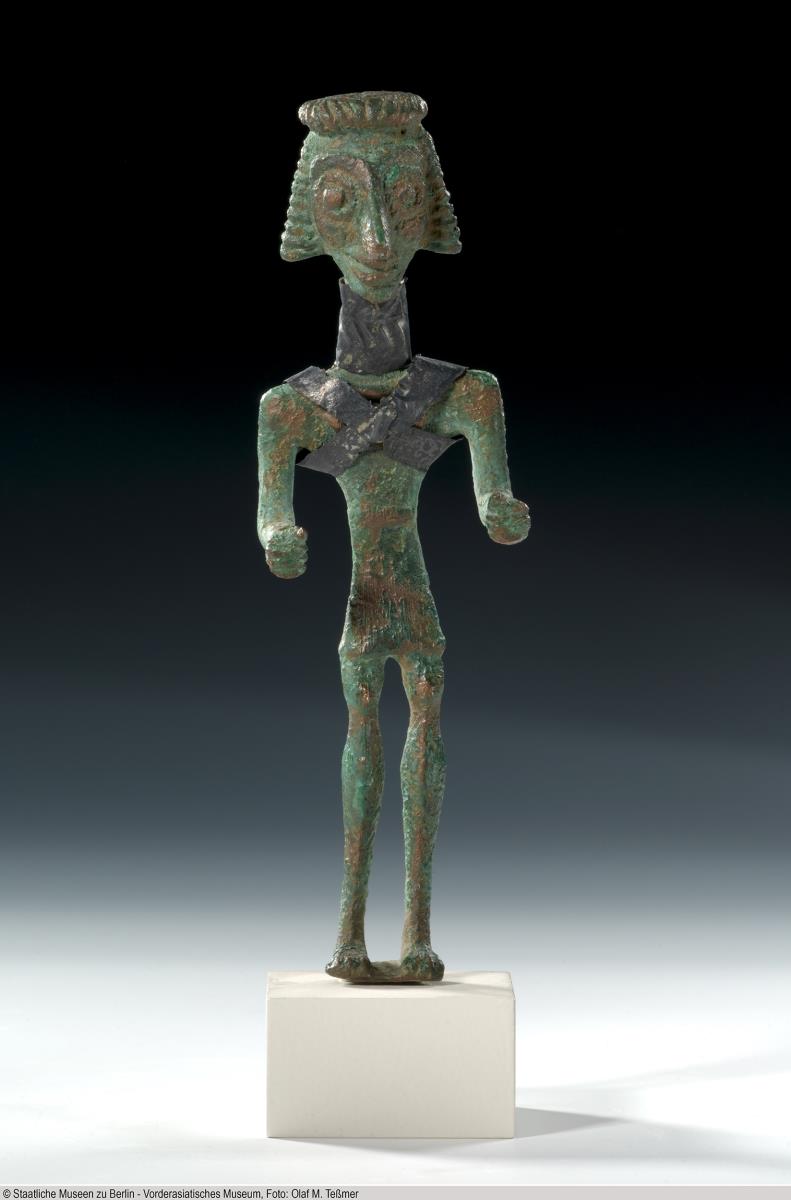 Statuette mit Silberband um Hals und Brust