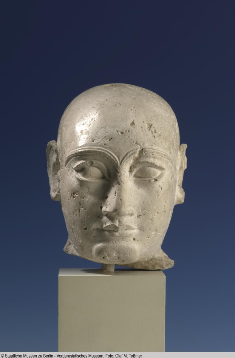 Kopf einer Männerstatuette
