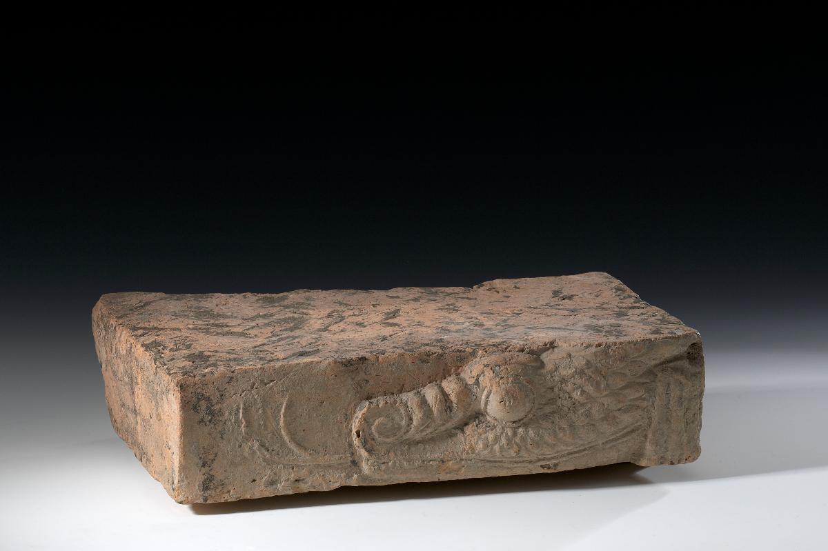 Reliefziegelfragment mit Teil eines Drachenkopfes
