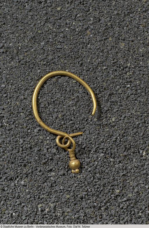 Ohrring mit granatapfelförmigem Anhänger