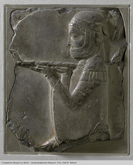 Flachrelief: Diener mit Tablett
