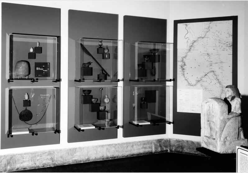 Aufstellung des Ägyptischen Museums und der Papyrussammlung im Bode-Museum, Raumansicht Sudan, Vitrinen u.a. mit Landkarte und Statue des Setan
