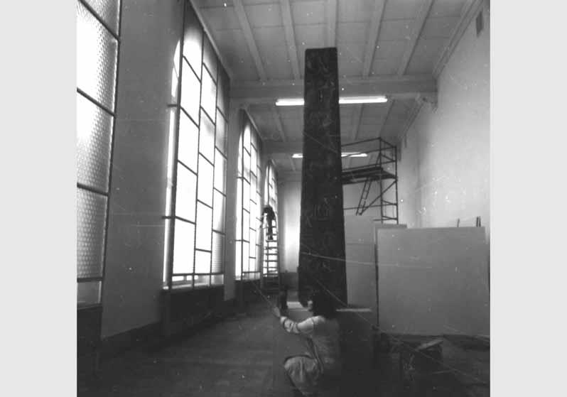 Aufstellung des Ägyptischen Museums und der Papyrussammlung im Bode-Museum, Blick in den Saal des späten Neuen Reiches, Raum 7, Aufbau der Ausstellung, 1976