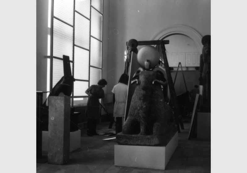 Aufstellung des Ägyptischen Museums und der Papyrussammlung im Bode-Museum, Blick in den Saal des frühen Neuen Reiches, Raum 5, Aufbau der Ausstellung, 1976