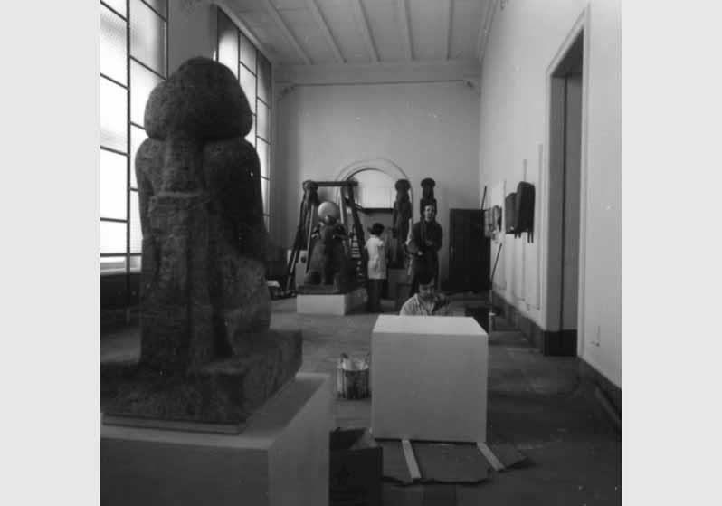 Aufstellung des Ägyptischen Museums und der Papyrussammlung im Bode-Museum, Blick in den Saal des frühen Neuen Reiches, Raum 5, Aufbau der Ausstellung, 1976
