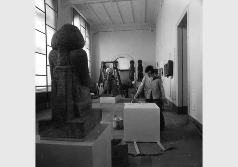 Aufstellung des Ägyptischen Museums und der Papyrussammlung im Bode-Museum, Blick in den Saal des frühen Neuen Reiches, Raum 5, Aufbau der Ausstellung, 1976