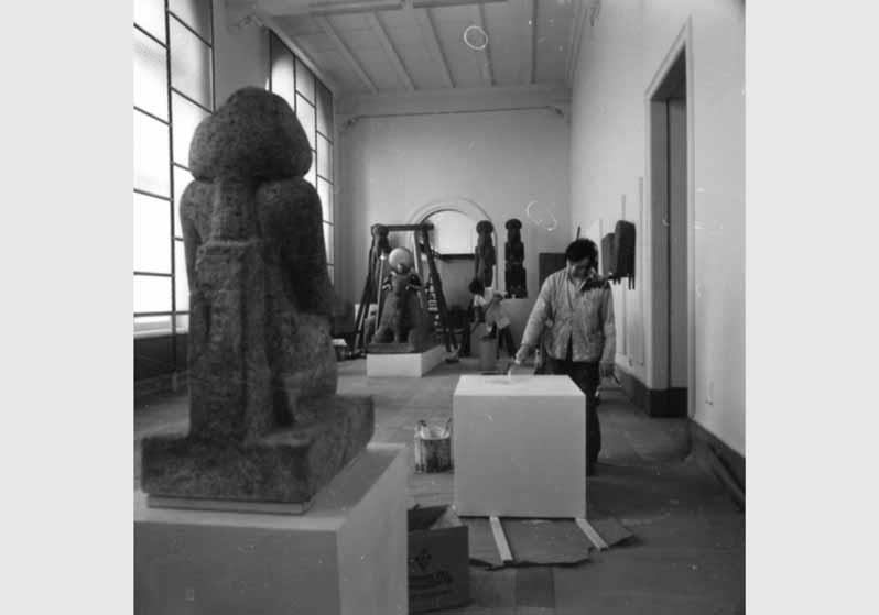 Aufstellung des Ägyptischen Museums und der Papyrussammlung im Bode-Museum, Blick in den Saal des frühen Neuen Reiches, Raum 5, Aufbau der Ausstellung, 1976