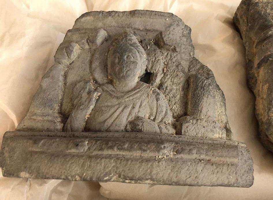 Fries mit Büste eines Buddha (Fragment)