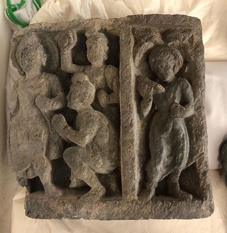 Erzählende Szene (Fragment): Verehrung eines stehenden Buddha in Schutzgeste (abhaya-mudra); Frau unter Baum mit Spiegel