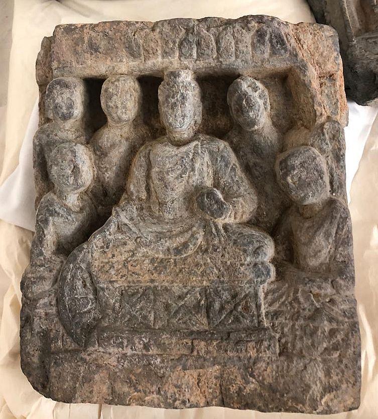 Erzählende Szene (Fragment): Erste Predigt des Buddha im Gazellenhain von Sarnath (dharmachakra rechts des Thrones)