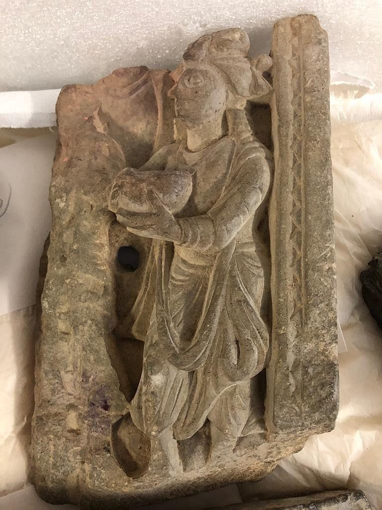 Erzählende Szene (Fragment): Darbringung der vier Almosenschalen durch die Lokapalas (Welthüter)