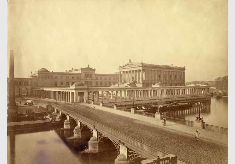 Blick von der Friedrichsbrücke auf die Nationalgalerie und das Neue Museum