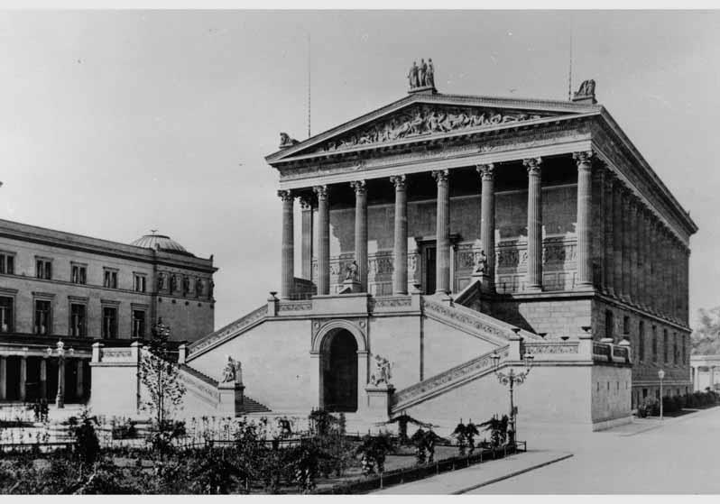 Blick von Osten auf den Eingangsbereich der Nationalgalerie und von links auf das Neue Museum
