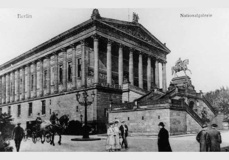 Blick von Süden auf den Eingangsbereich der Nationalgalerie mit der Freitreppe und dem Reiterstandbild von Alexander Calandrelli