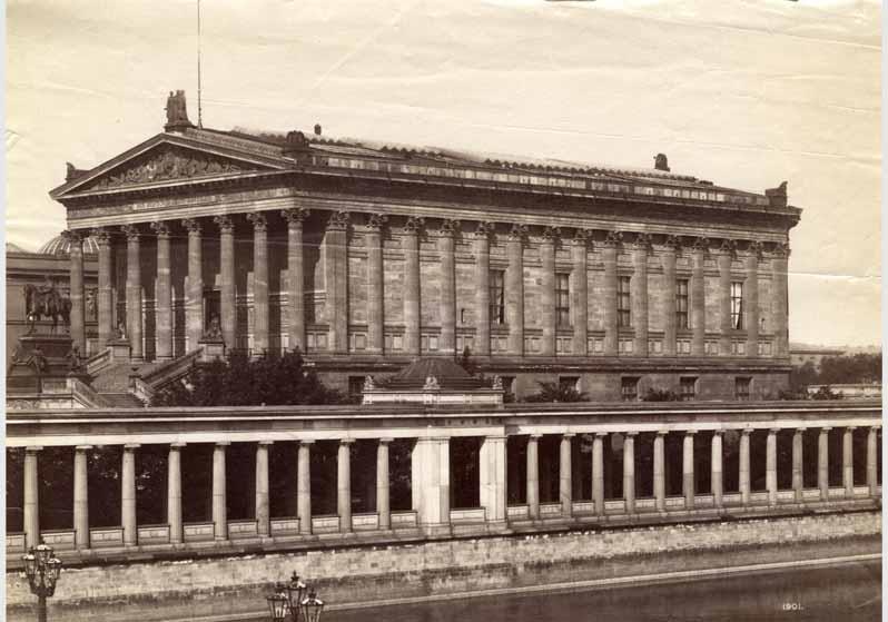 Blick von Osten auf die Nationalgalerie und die Kolonnaden sowie auf die Spree