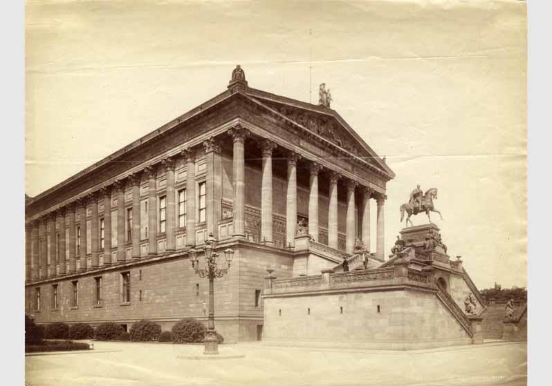 Blick von Süden auf die Nationalgalerie mit Freitreppe und dem Reiterstandbild von Alexander Calandrelli