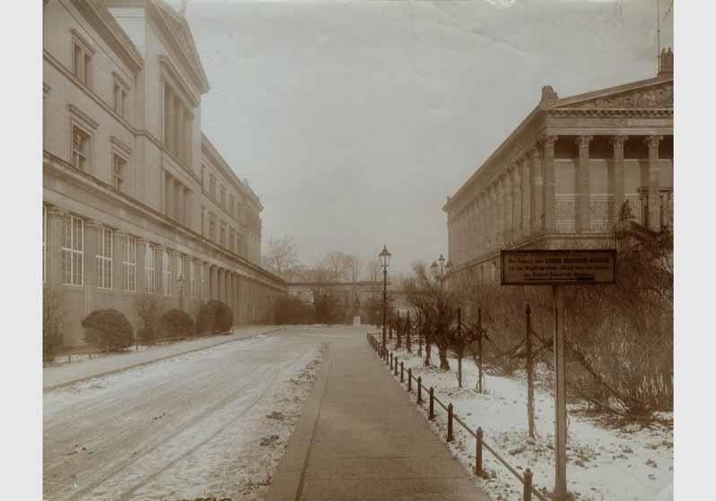 Blick von Süd-Ost auf das Neue Museum, die Kolonnaden, das Reiterstandbild von Alexander Calandrelli und das Kaiser-Friedrich-Museum anlässlich von Bauarbeiten