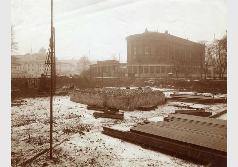 Blick von Westen auf die Baustelle für das Pergamonmuseum