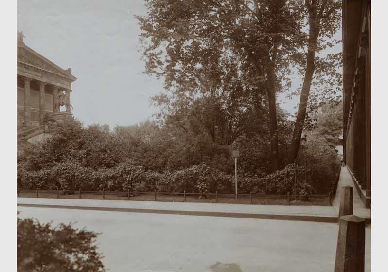 Blick von Süden auf den Vorplatz der Nationalgalerie, auf die Freitreppe und das Reiterstandbild von Alexander Calandrelli