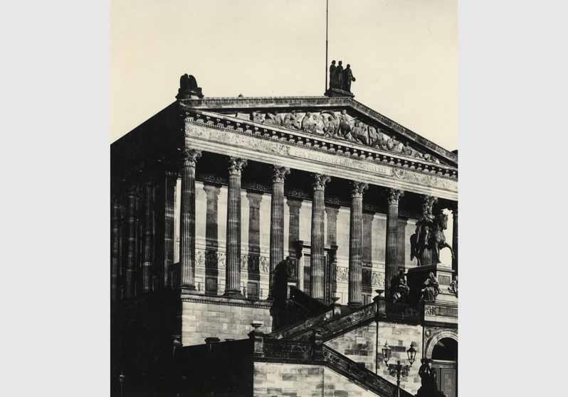 Blick von Süd-Osten auf die Nationalgalerie mit Freitreppe und dem Reiterstandbild von Alexander Calandrelli