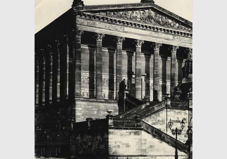 Blick von Süden auf die Nationalgalerie und den linken Bereich der Freitreppe
