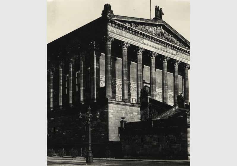 Blick von Süd-Westen auf die Nationalgalerie und den linken Freitreppenbereich