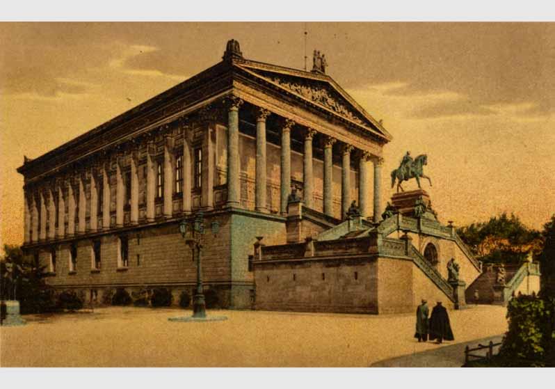 Blick von Süden auf die Nationalgalerie mit der Freitreppe und dem Reiterstandbild von Alexander Calandrelli