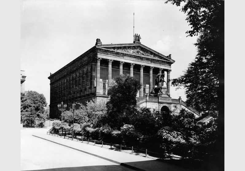 Blick von Süden auf die Nationalgalerie mit Freitreppe und Reiterstandbild von Alexander Calandrelli