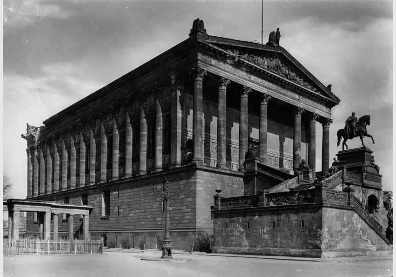 Blick von Süden auf die Nationalgalerie mit beschädigter Freitreppe und dem Reiterstandbild von Alexander Calandrelli