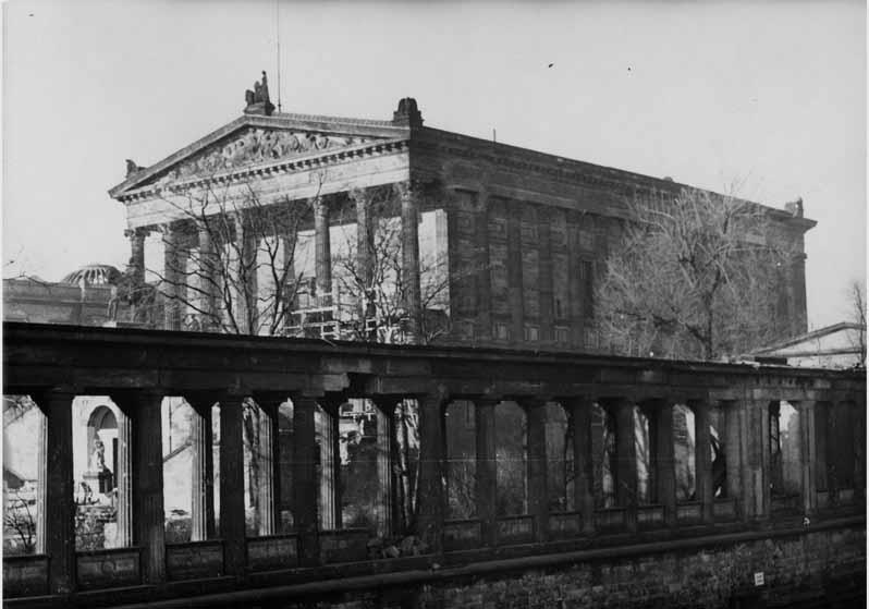 Blick von Osten über die Spree durch die Kolonnaden auf die Nationalgalerie anlässlich des Wiederaufbaus