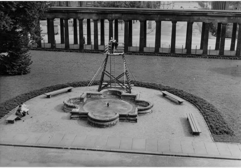 Fritz Wohlrabe auf einem Hochstand am Brunnen vor der Nationalgalerie während der Fertigung von Fotoaufnahmen