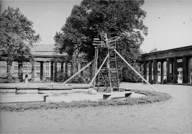 Blick auf den vierpassförmigen Brunnen mit dem Fotografen Fritz Wohlrabe vor der Nationalgalerie