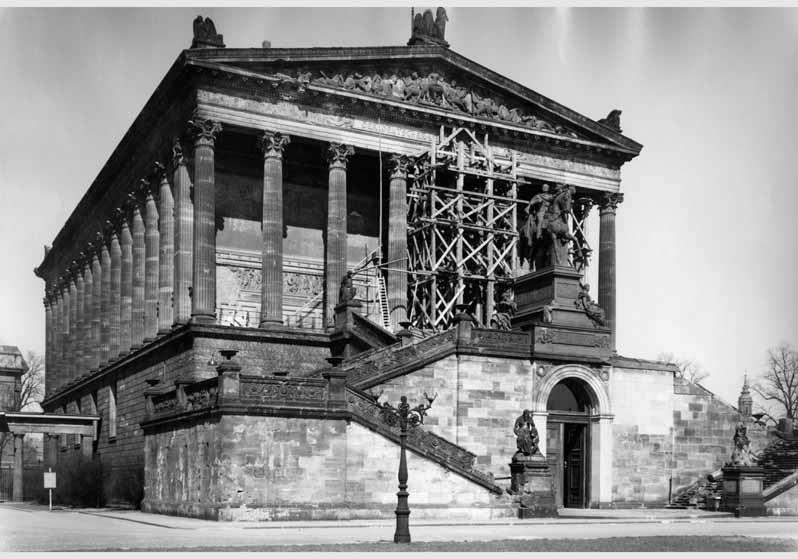 Blick von Süden auf die Nationalgalerie mit der Freitreppe und dem Baugerüst für die Sandsteinsäule