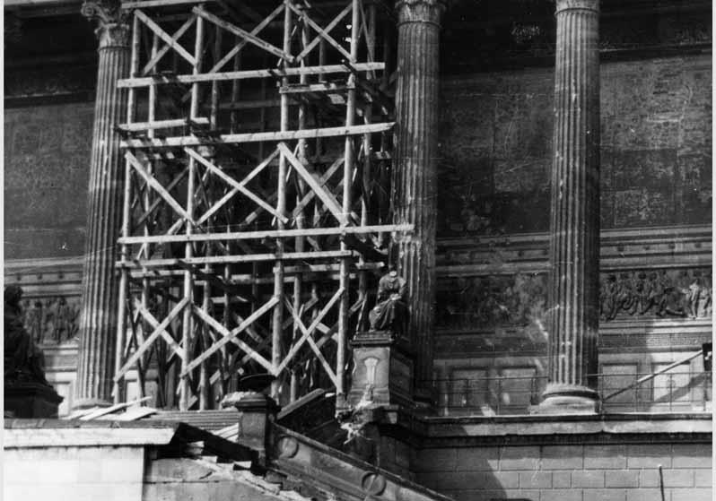 Blick von Osten auf das Gerüst für die Sandsteinsäule und auf die Freitreppe der Nationalgalerie anlässlich des Wiederaufbaus