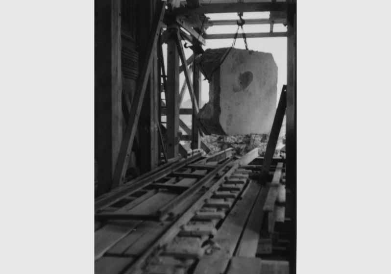 Transport eines Steines für die Sandsteinsäule der Nationalgalerie anlässlich des Wiederaufbaus
