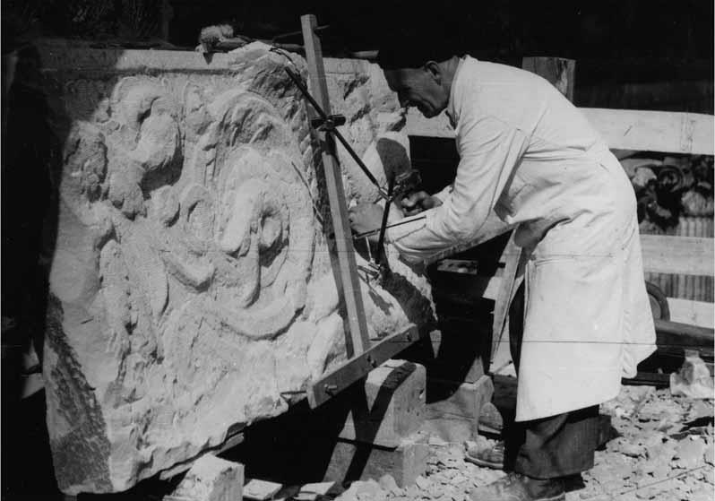 Steinmetz bei der Arbeit, Teil des Freitreppengeländers der Nationalgalerie