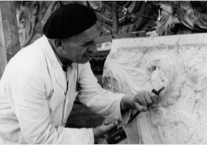Steinmetz bei der Arbeit, Teil des Freitreppengeländers der Nationalgalerie