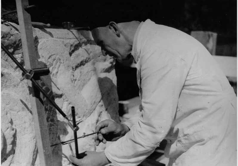 Steinmetz bei der Arbeit, Teil des Freitreppengeländers der Nationalgalerie